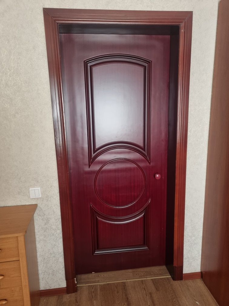 Дверь из настоящего дерева.