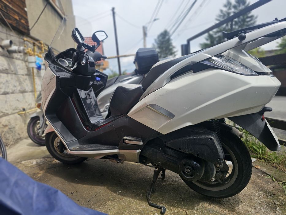 Scuter  125  cc abs