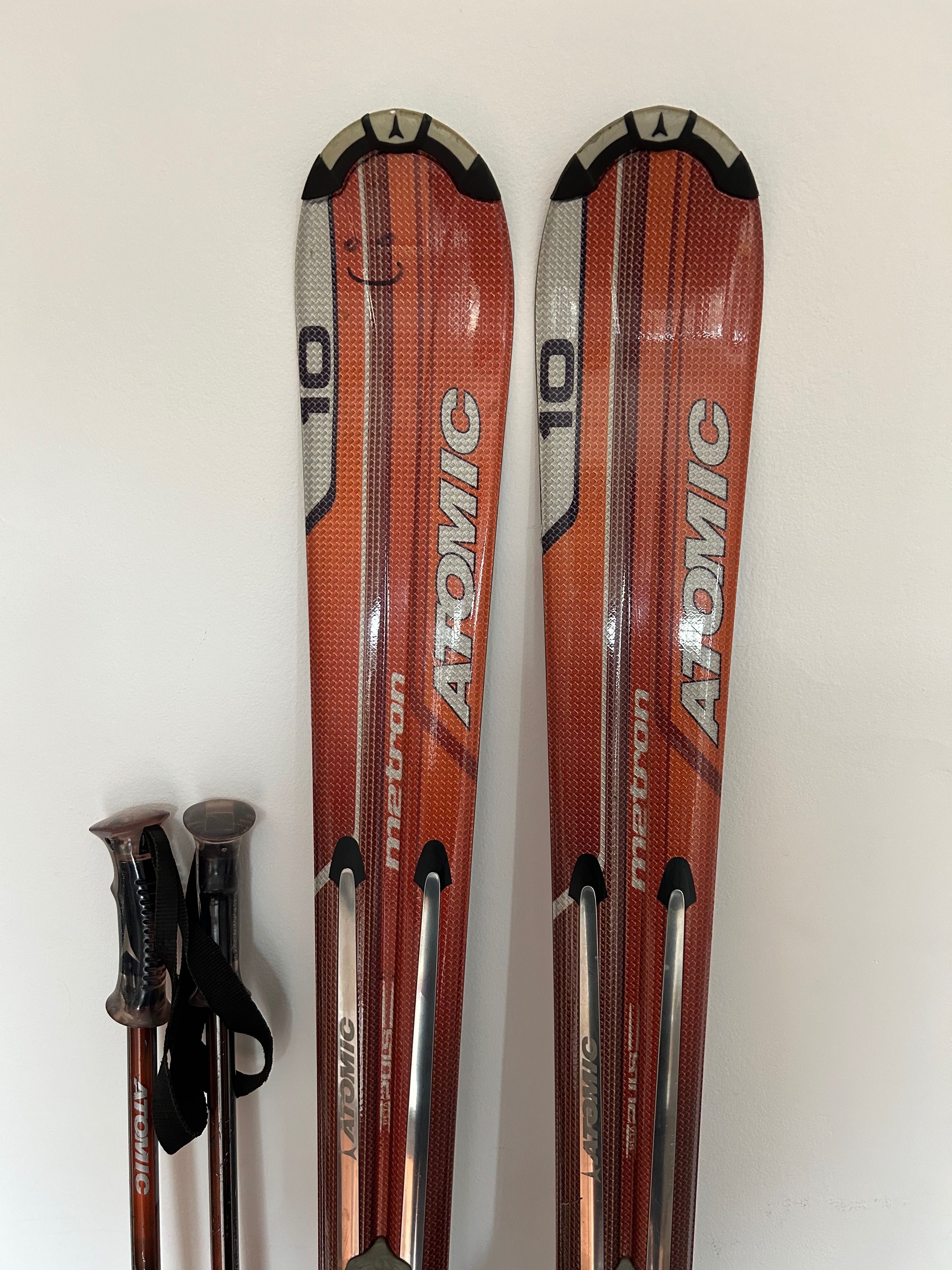 Ski Atomic Metron 10 cu legături Atomic Neox 12 și bețe