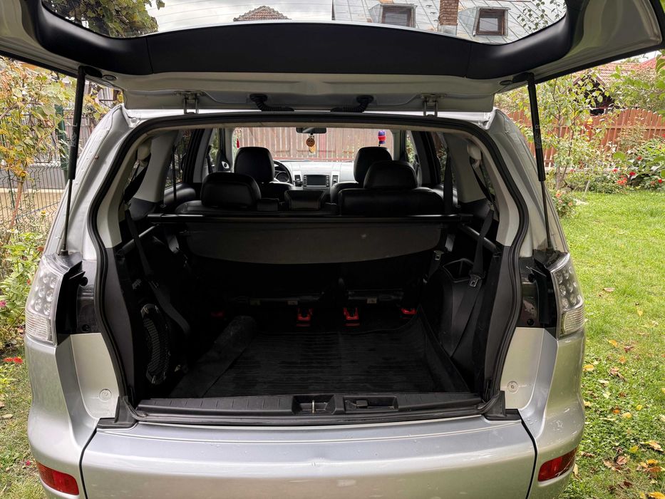 Mitsubishi Outlander 2.0 Di-D Instyle 4WD 7Locuri