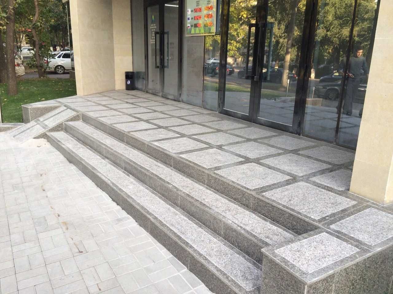 Гранитная брусчатка, гранитные бордюры, поребрики.