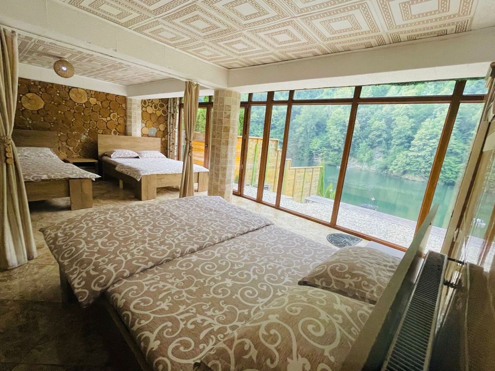 Inchiriez casa de vacana vila cabana  pe malul lacului tarnita marisel