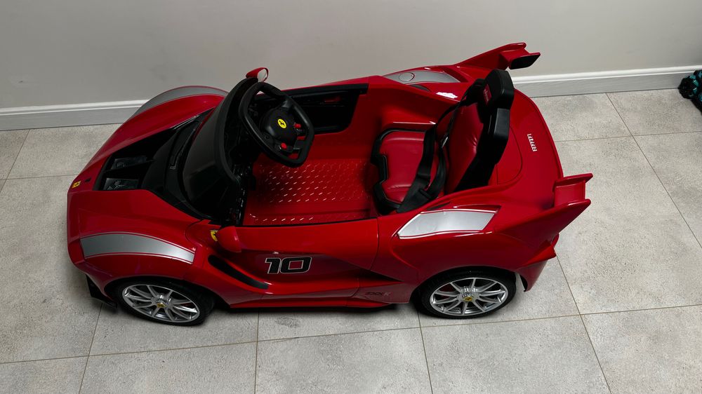 Детская машина. Оригинальная от Ferrari. Куплена в Urban Toys.