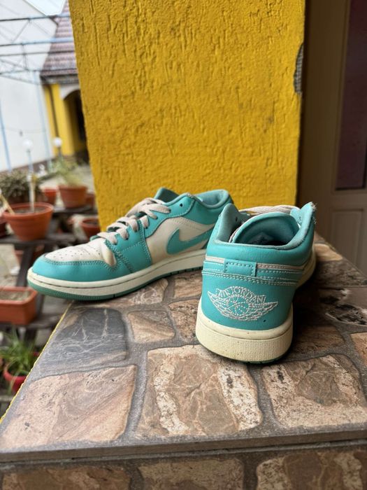 Vand Air Jordan Low Sanddrift , marimea 39, folositi de cateva ori .