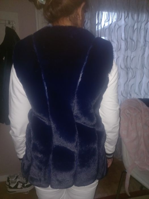 Пухкав тъмно син елек