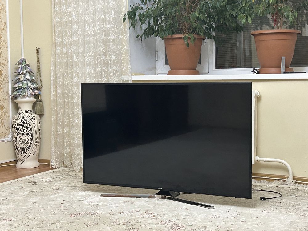 Smart TV , модель Samsung , диагональ 155.