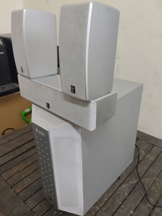 Yamaha субуфер +среда и две колони