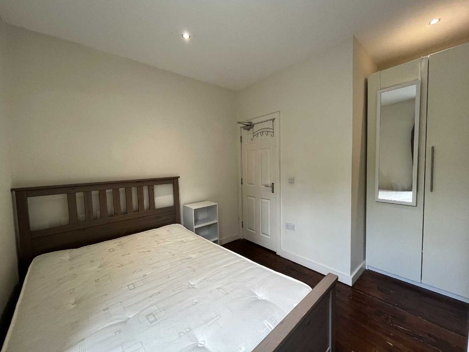 Дава се под наем Тристаен апартамент в София, Център - 80 кв.м за 509.49 € - Снимка #1