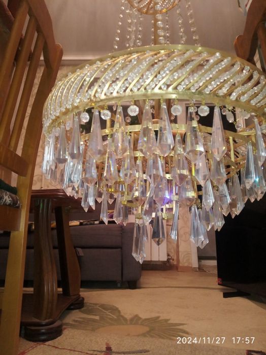 Продам люстру  диаметр 50см высота 75