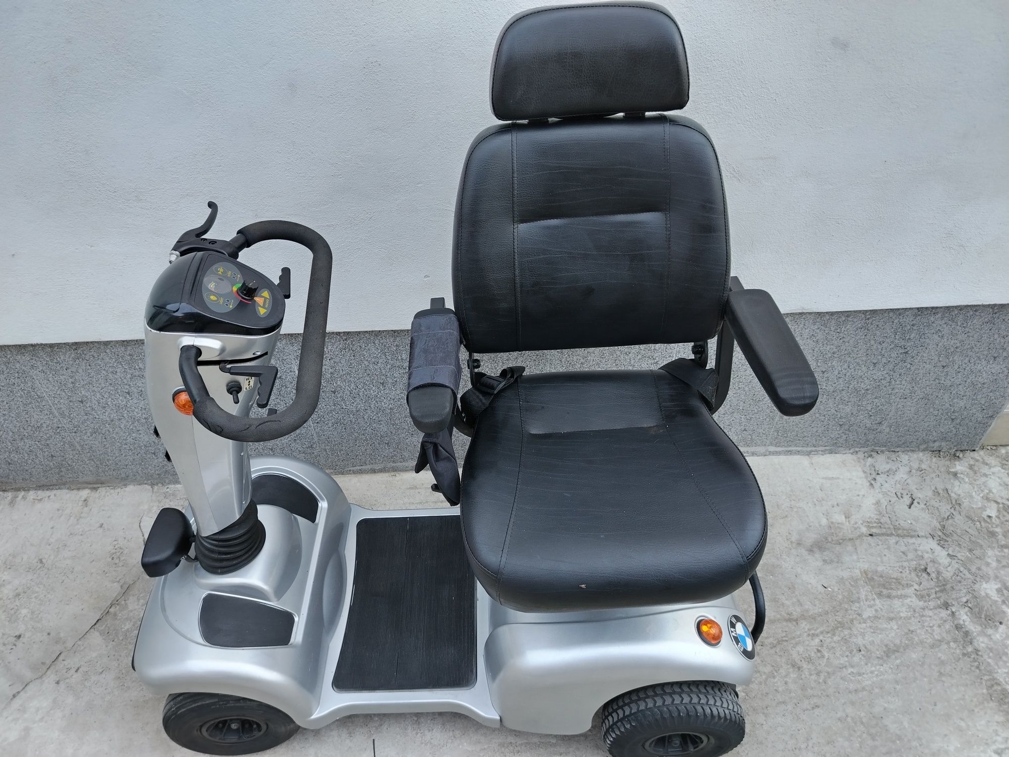 Cărucior scuter electric persoane cu dizabilități