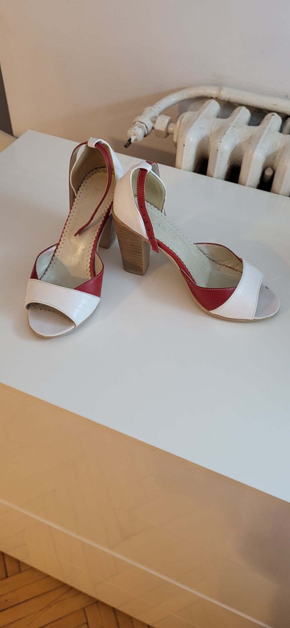 Vând sandale alb cu roșu si o pereche de pantofi negri