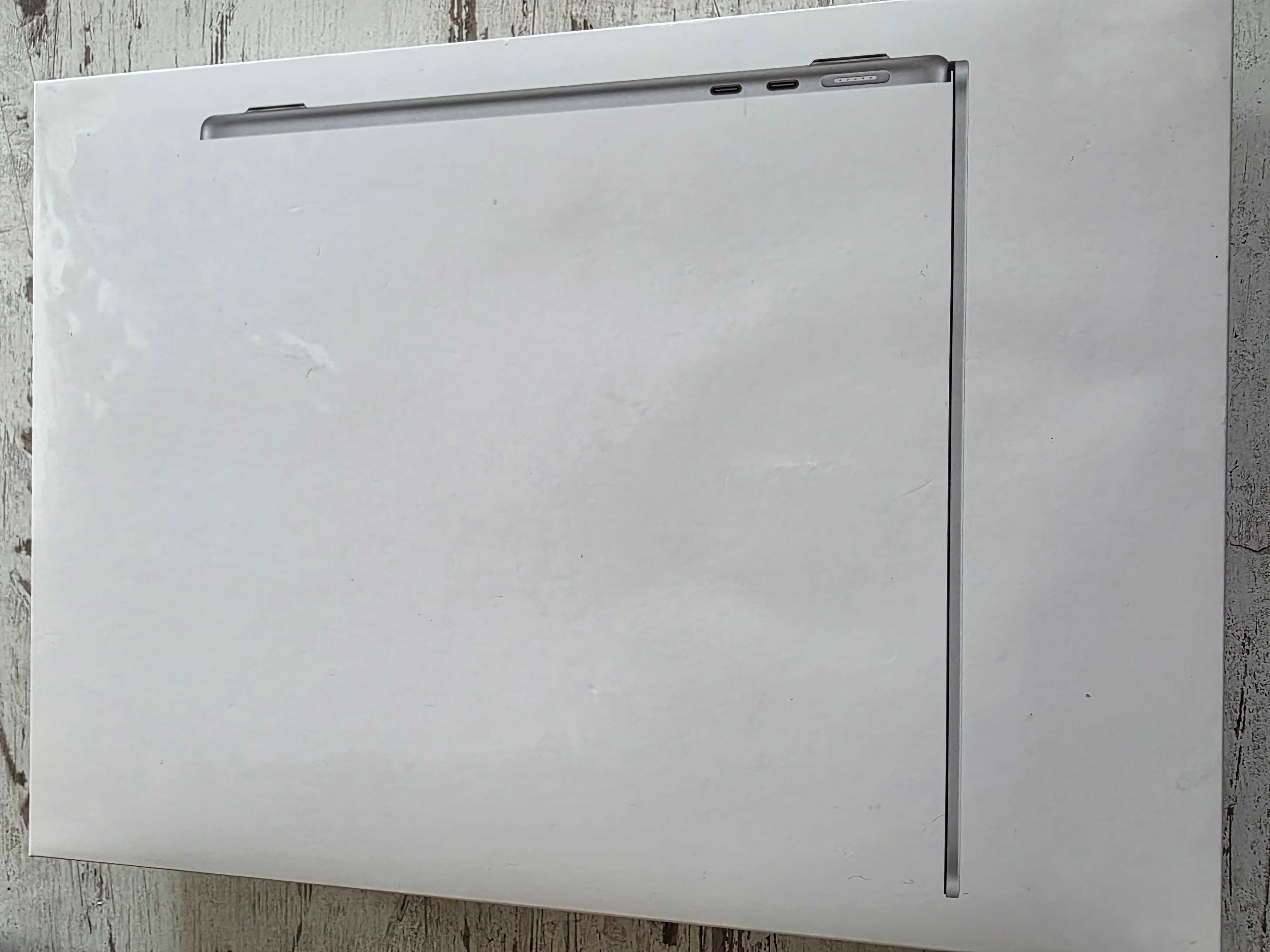 MacBook Air 13.6”  M3.