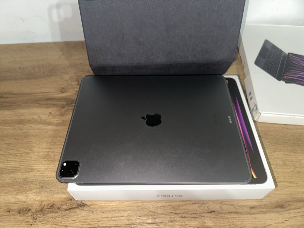 iPad Pro 12.9-inch [6th Generation) Wi-Fi
+ Cellular 128GB