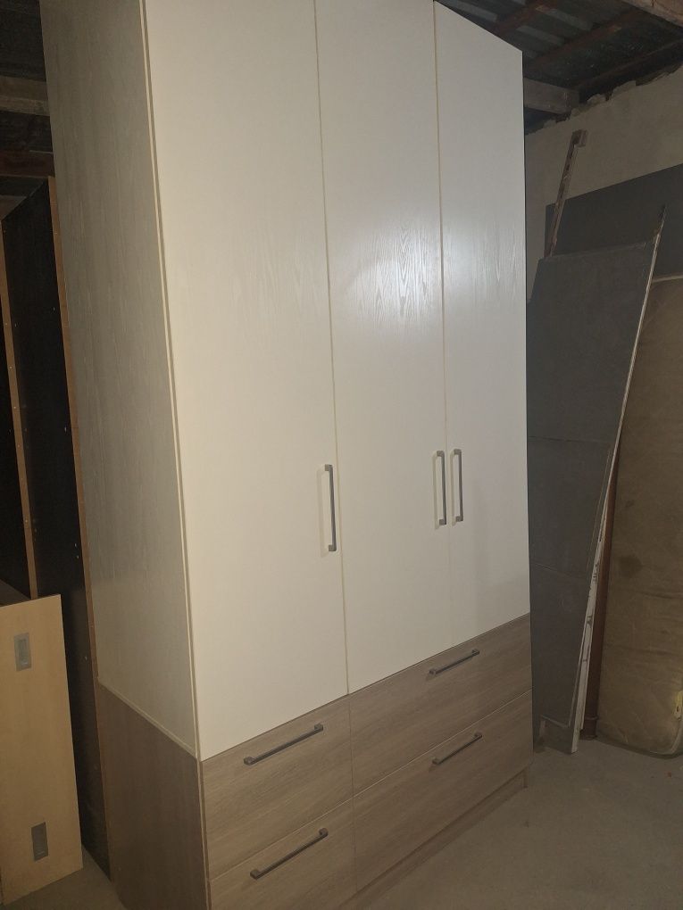 Срочно продам  Шкафы  для одежды
