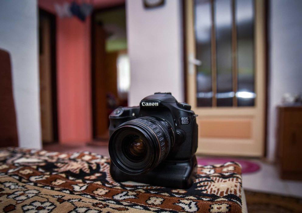 aparat foto Canon 60d cu Grip si obiectiv canon 28-80 Usm
