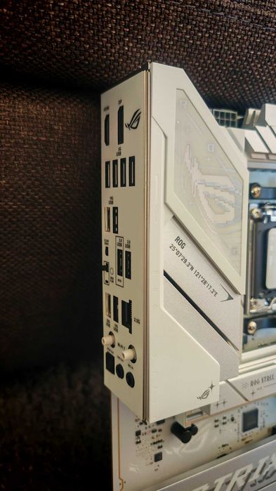 ASUS ROG Strix B850-A WIFI + НОВ RYZEN 7 9800X3D 8-Core AM5