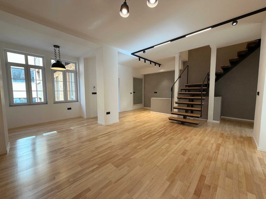 Реновиран мезонет с 3 спални и кабинет в центъра на София