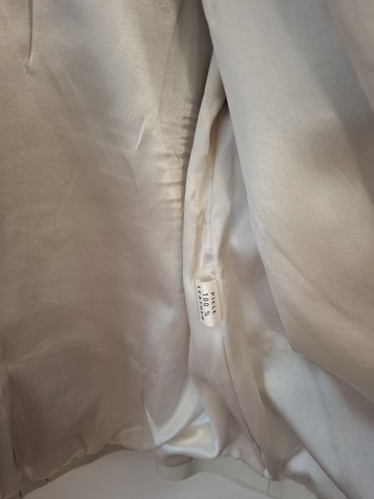 geaca scurtă de piele, lungime 62 cm,lățime între umeri 40 cm..