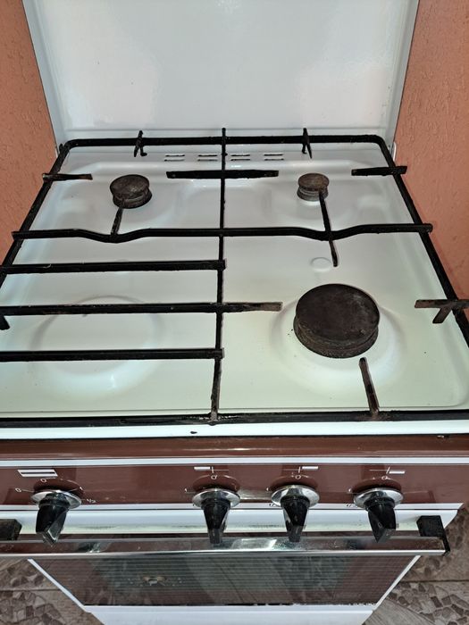 Vand aragaz cu 3 ochiuri si cuptor  cu ceas si furtun