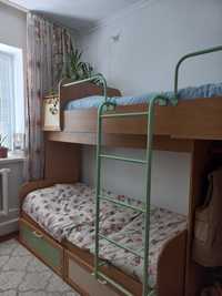 Продам 2 этажный кровать с дополнительным шкафами
