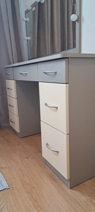 Продавам тоалетка/бюро
д120 ш40 в76
