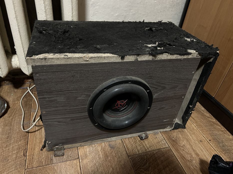 Продам сабуфер 8дюймов с коррбом на 60 литров