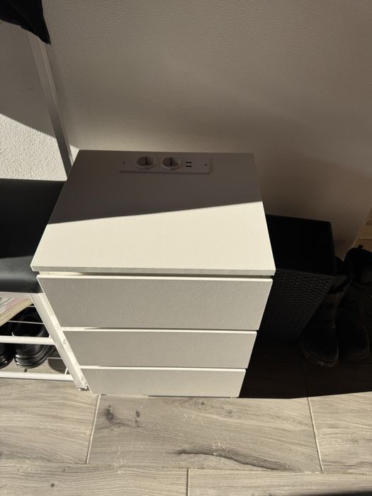 Noptiera cu 3 sertare, din PAL, cu 2 prize si 2 porturi USB