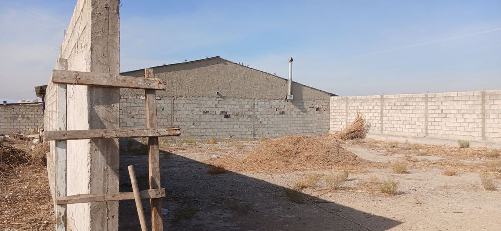 20 sotix katta yer uchastkasi.
 Mol boqish uchun juda qulay joy