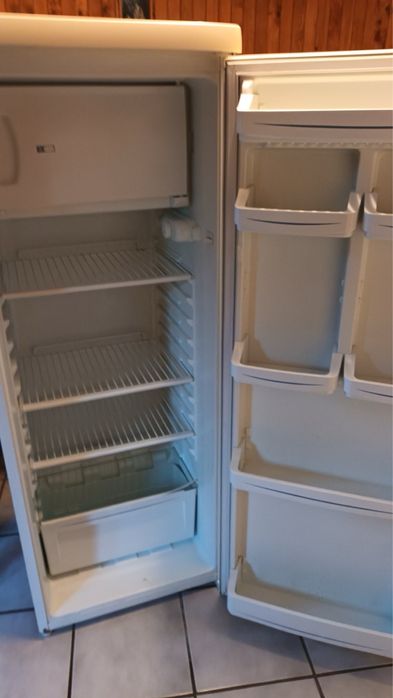 Продавам хладилник Crown