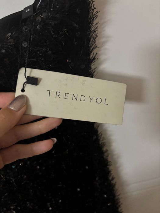 Черна миди рокля с блестящ ефект