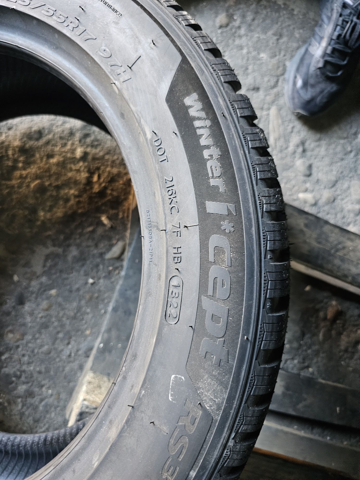 2 anvelope iarna noi  225 55 17 Hankook