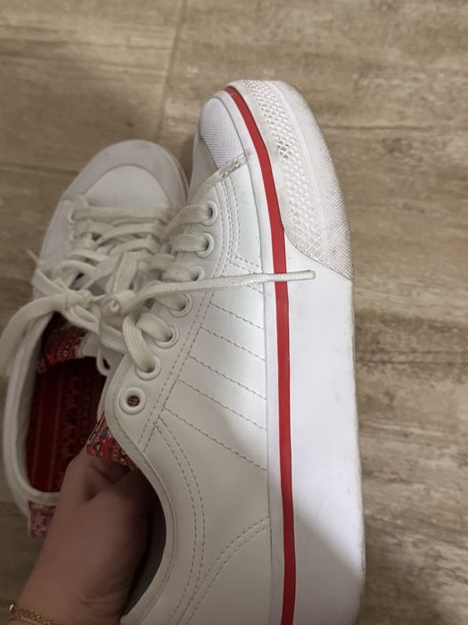 2 чифта обувки от Adidas