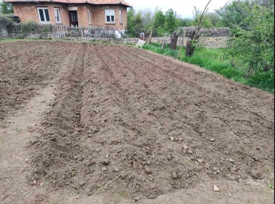 Тухлена къща с голям двор в село Сушица