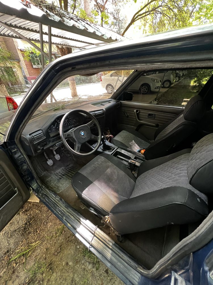 •BMW E30 Coupe 2.0L•