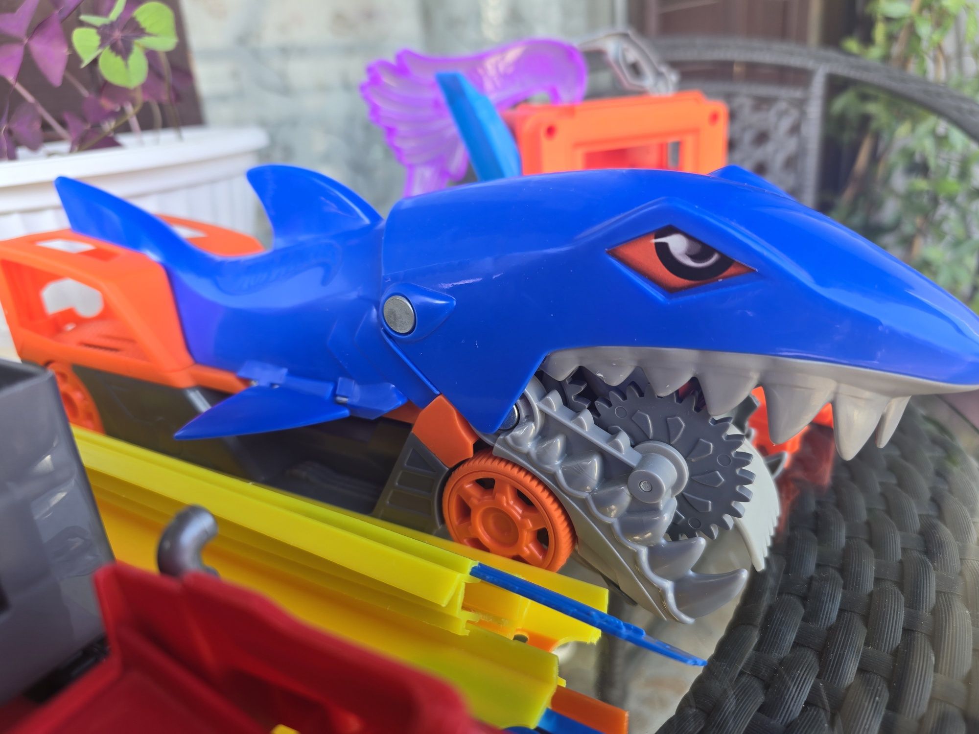 Hot wheels бензостанция+акула автовоз+пътища