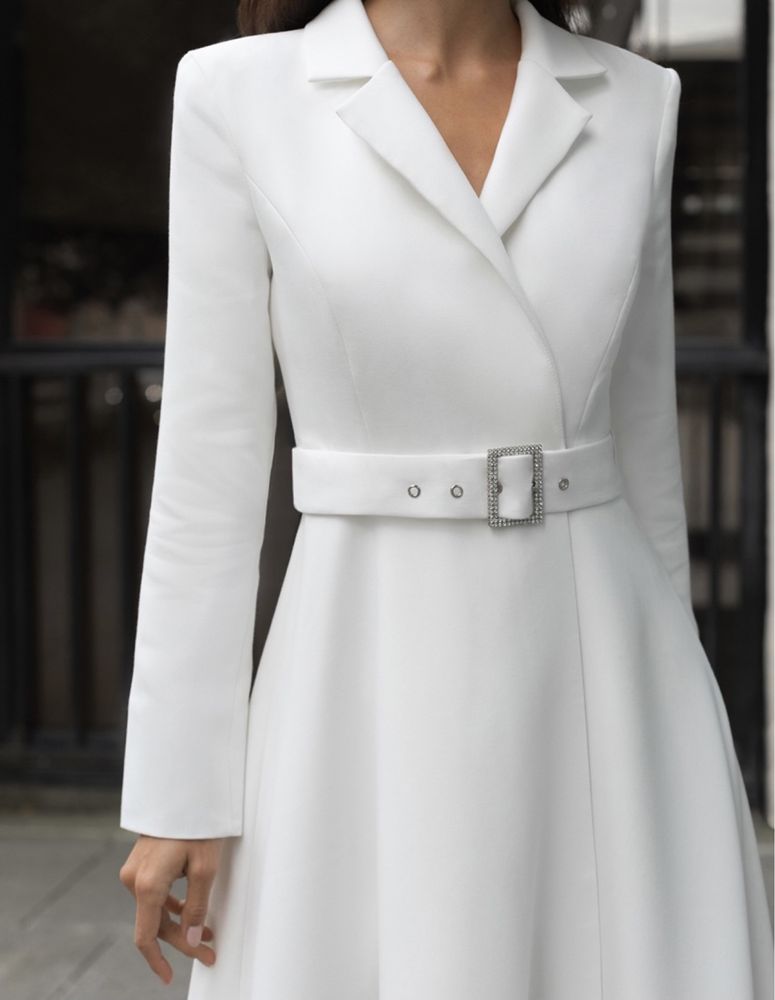 Белое платье-пиджак Lichi