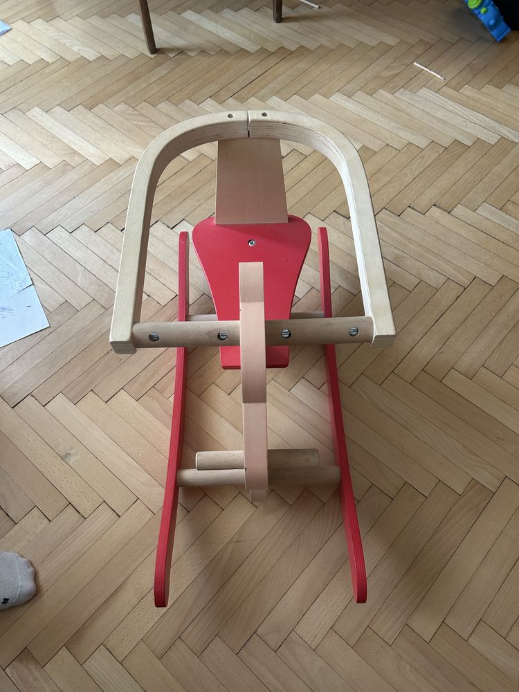 Люлеещо се конче от дърво