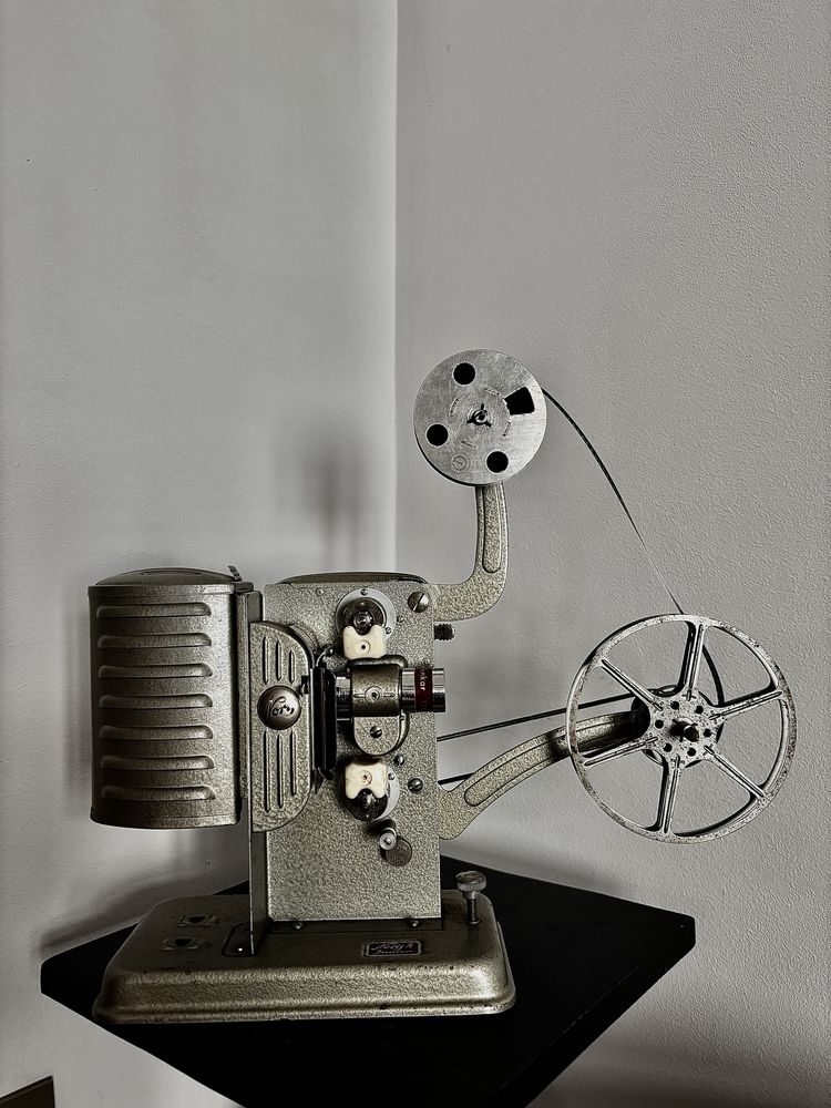 Proiector vintage de filme- piesa de colectie, decor retro