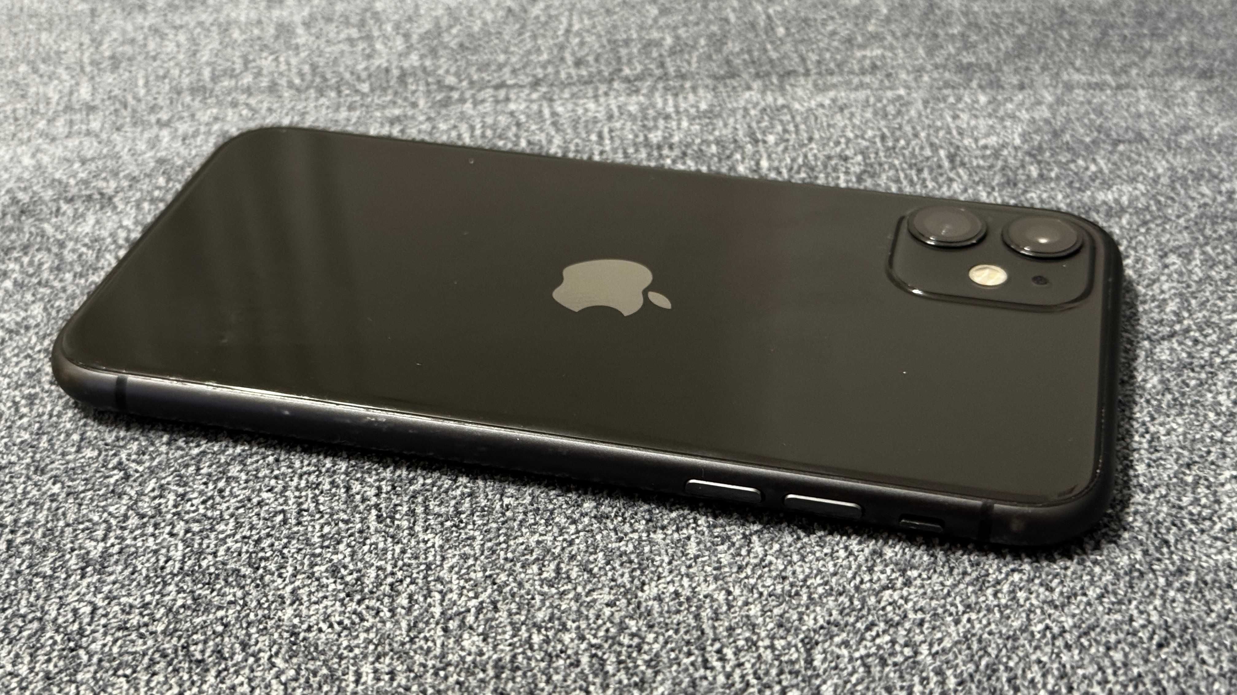 Iphone 11 Black 128 GB Пълен комплект + нова батерия и консумативи