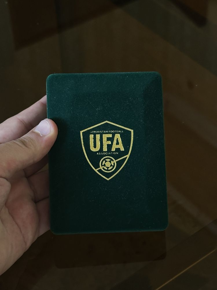 Продаю нагрудную медаль и значок UFA (официальный подарок)