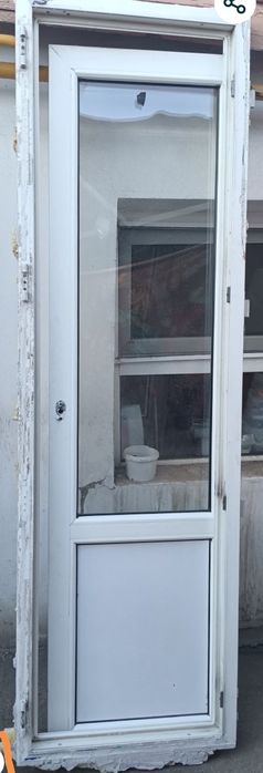 Продам пластиковую дверь