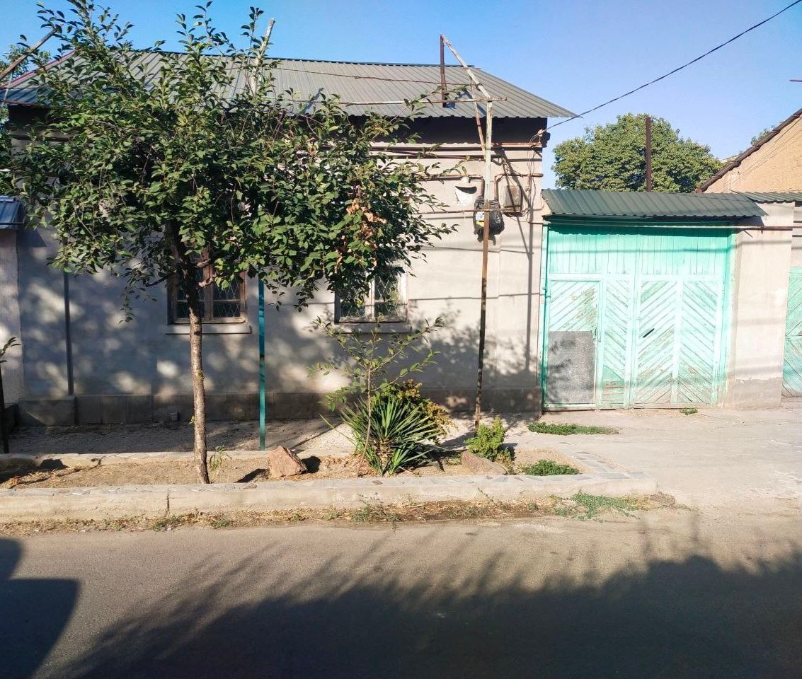 ПРОДАЁТСЯ  ДВА ДОМА,  НА ОДНОМ УЧАСТКЕ, 6 СОТОК . 9 3  5 4 1 . 94 . 83