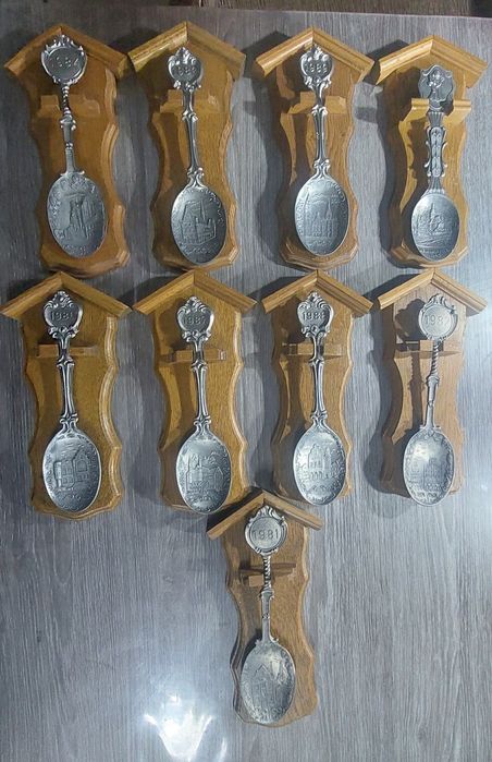 Ложки оловянные на подвесах. Коллекционные .