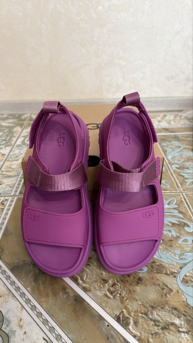 Sandale UGG marimea 38