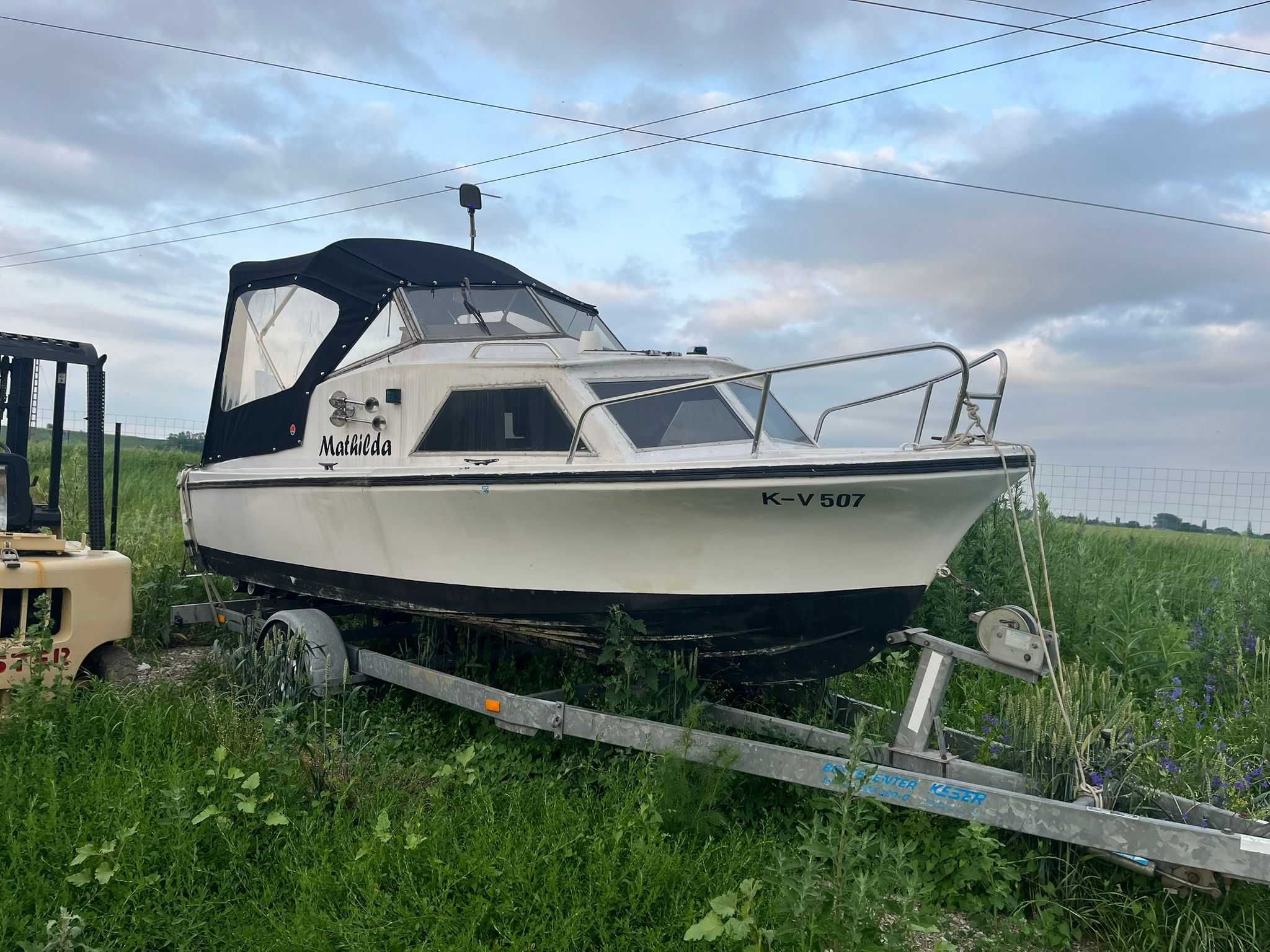 Barca cu peridoc, motor 50 CP