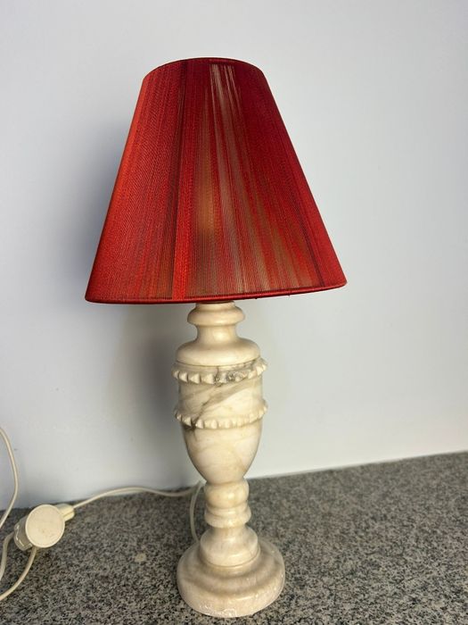 Lampa vintage din alabastru cu abajur rosu