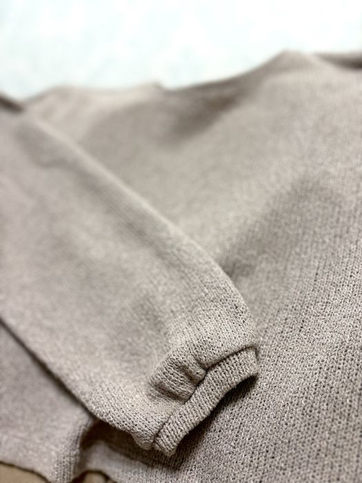 Бежевый пуловер с вырезом