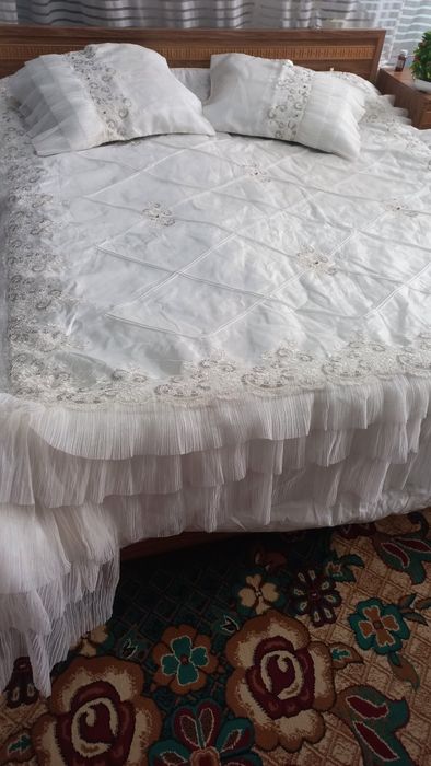 Спалний крават учун покрывал (чойшаб) сотилади.