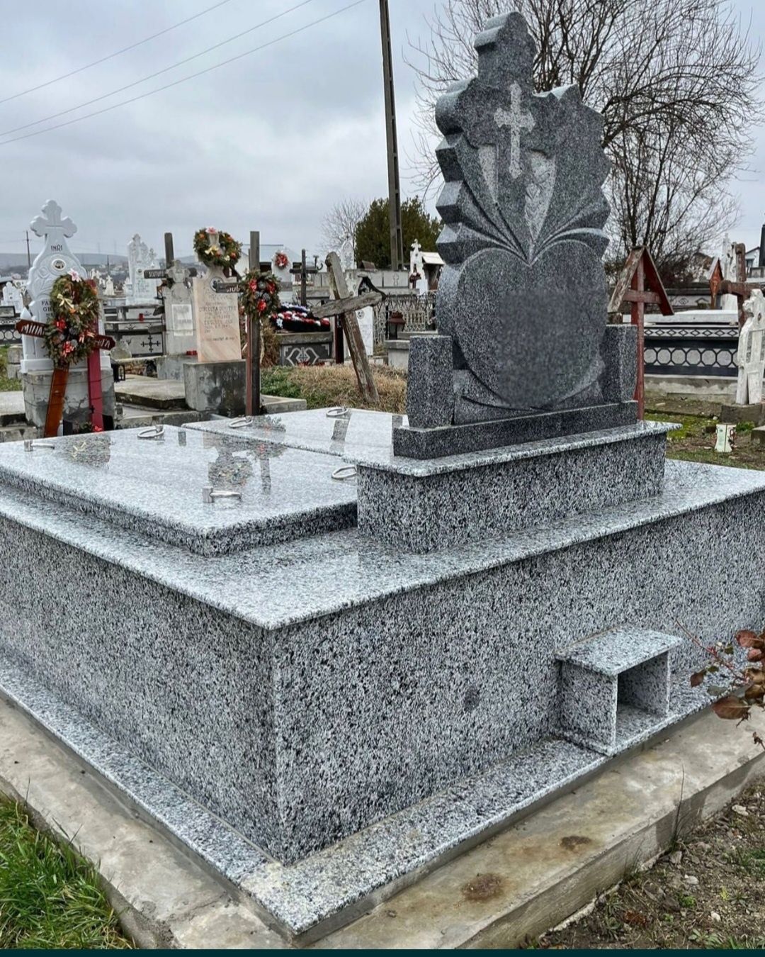 Monumente funerare granit transport gratuit în toată tara