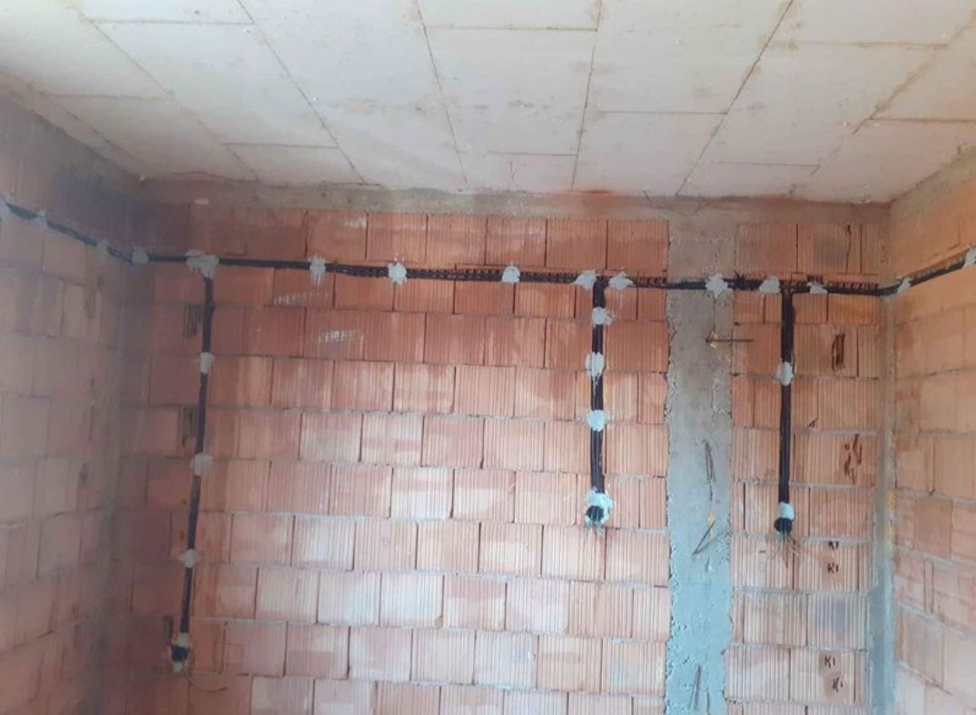 Electrician calificat SRL execut instalații electrice